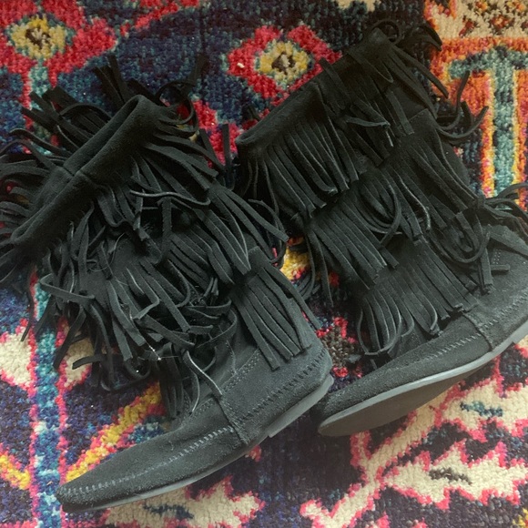 Minnetonka 3-Layer Fringe Boot - Picture 2 of 2